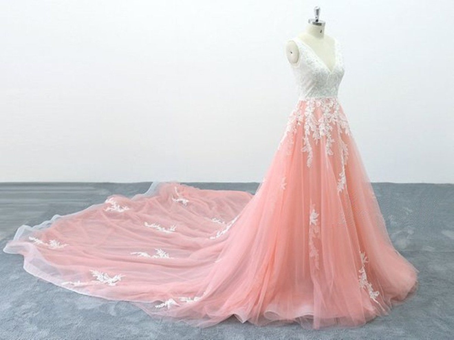 Chic Peach Pink Tulle Lace Wedding Gown with Cathedral Train