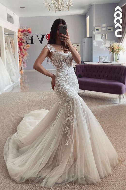 Gorgeous Straps V-neck Applique Mermaid Tulle Wedding Gown