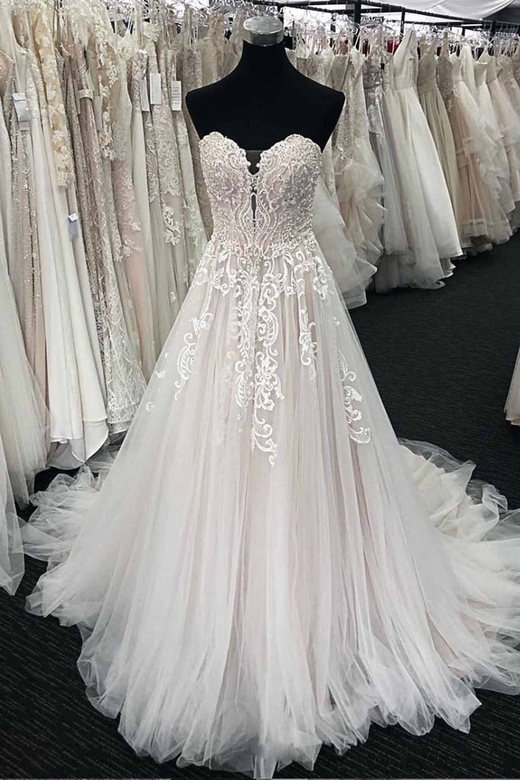 Chic Unique White Lace Wedding Gown with Sweetheart Appliques