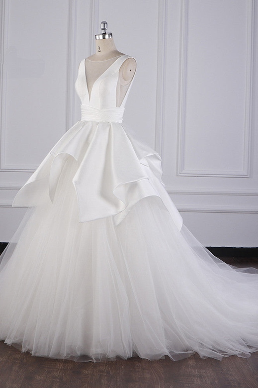 Chic Ball Gown Jewel Layers Tulle Wedding Dress with White Sleeveless Ruffles