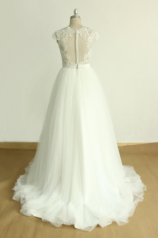 Stylish White Tulle Lace Wedding Gown with Appliques and Ruffles