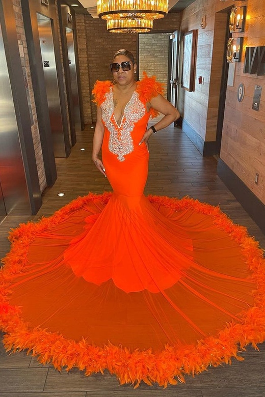 Chic Feathered Sleeveless V-Neck Mermaid Prom Gown