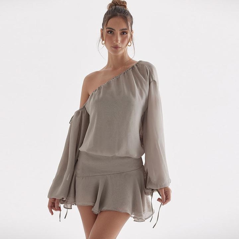 Sexy Chiffon Ruffle Hem Bishop Sleeve One-Shoulder Mini Dress in Gray