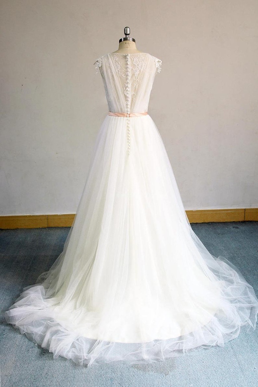 Gorgeous V-neck Sleeveless A-line Wedding Dress in Champagne Tulle