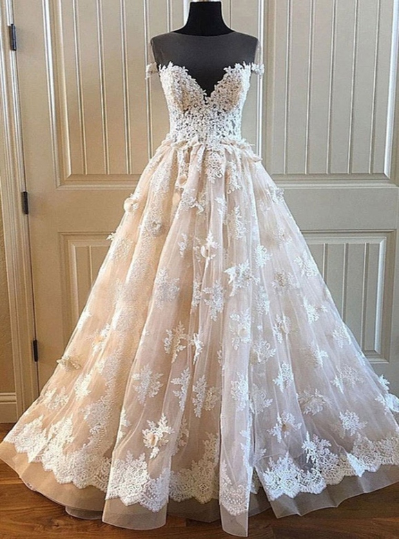 Elegant Creamy Lace Sweetheart Gown with A-Line Appliques