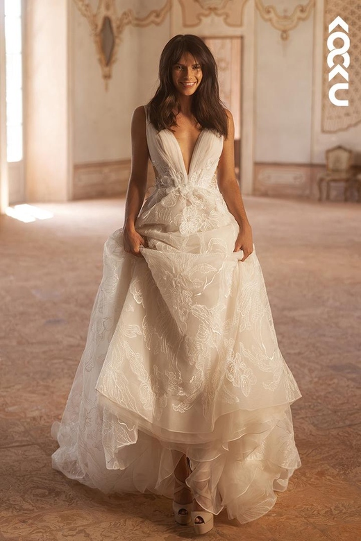 Charming V-Neck Sleeveless A-Line Tulle Applique Wedding Dress