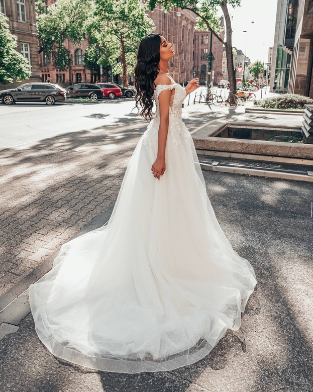 V-Neck Sleeveless Wedding Dress, Tulle, with Lace Appliques