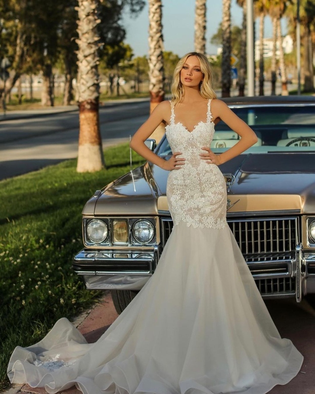 Off-Shoulder Ball Gown Wedding Dress with Lace Appliques