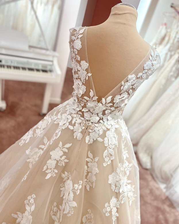 Sleeveless V-Neck Wedding Dress Long With Appliques