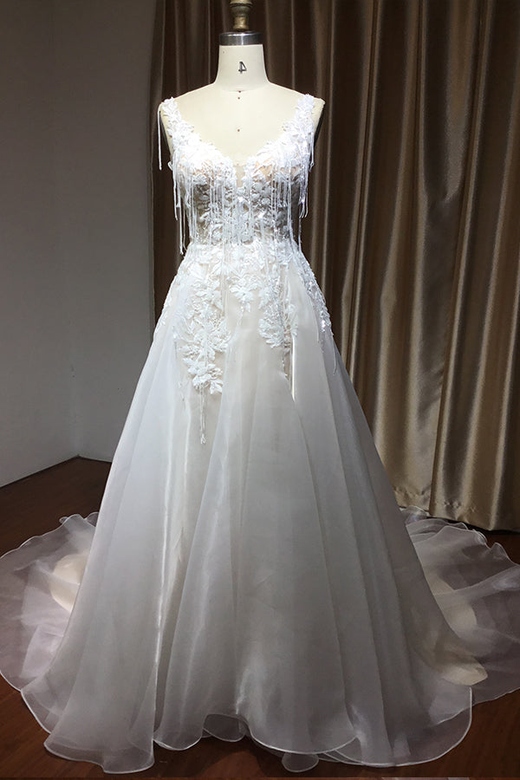 Chic V-Neck Sleeveless Lace Wedding Dress