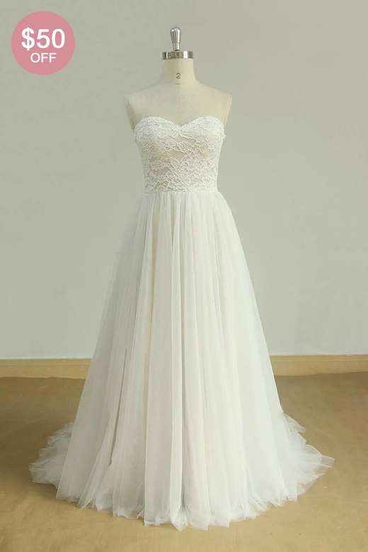 Chic Sweetheart Lace Wedding Dress in White Tulle with Ruffles