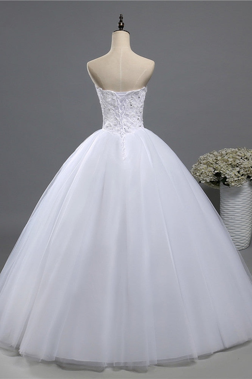 Chic Strapless Sweetheart Tulle Gown with Beaded Appliques