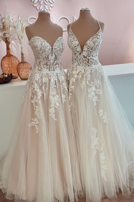 Sweetheart Wedding Dress in Tulle with Lace Appliques