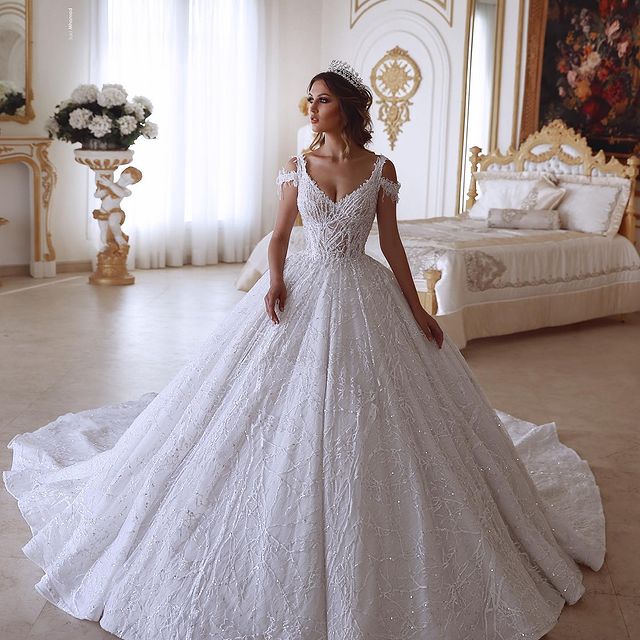 Sweetheart Mermaid Wedding Dress Adorned with Lace Appliques